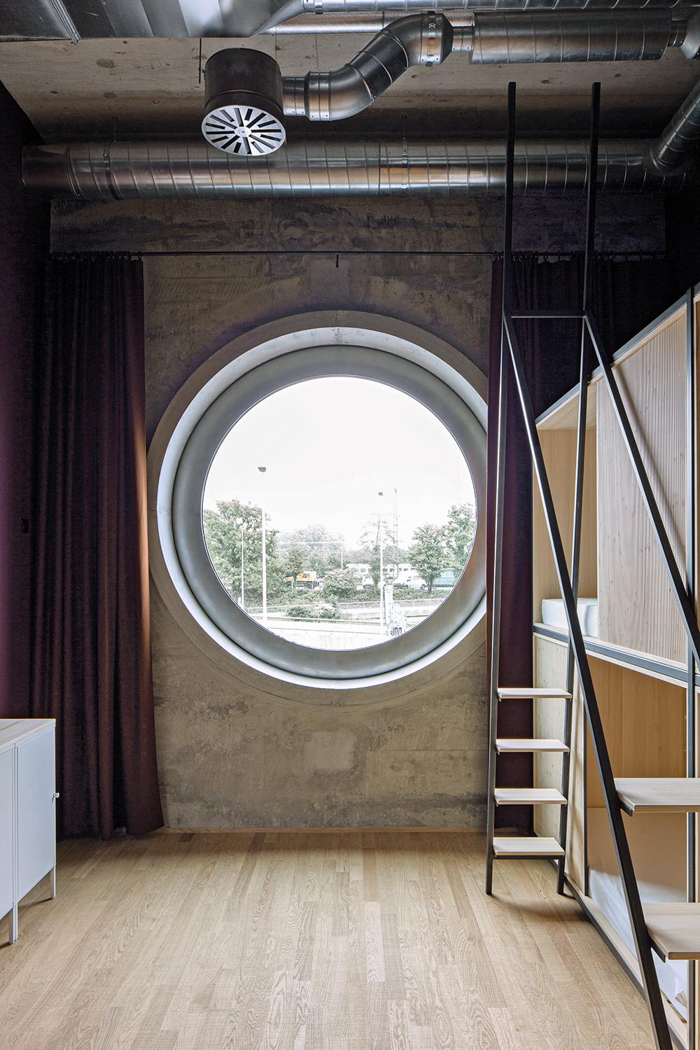 Im ersten Obergeschoss wurden mit Kreiselsägen Öffnungen in die Silowände gesägt, um die je 2,30 m großen Rundfenster einbauen zu können.