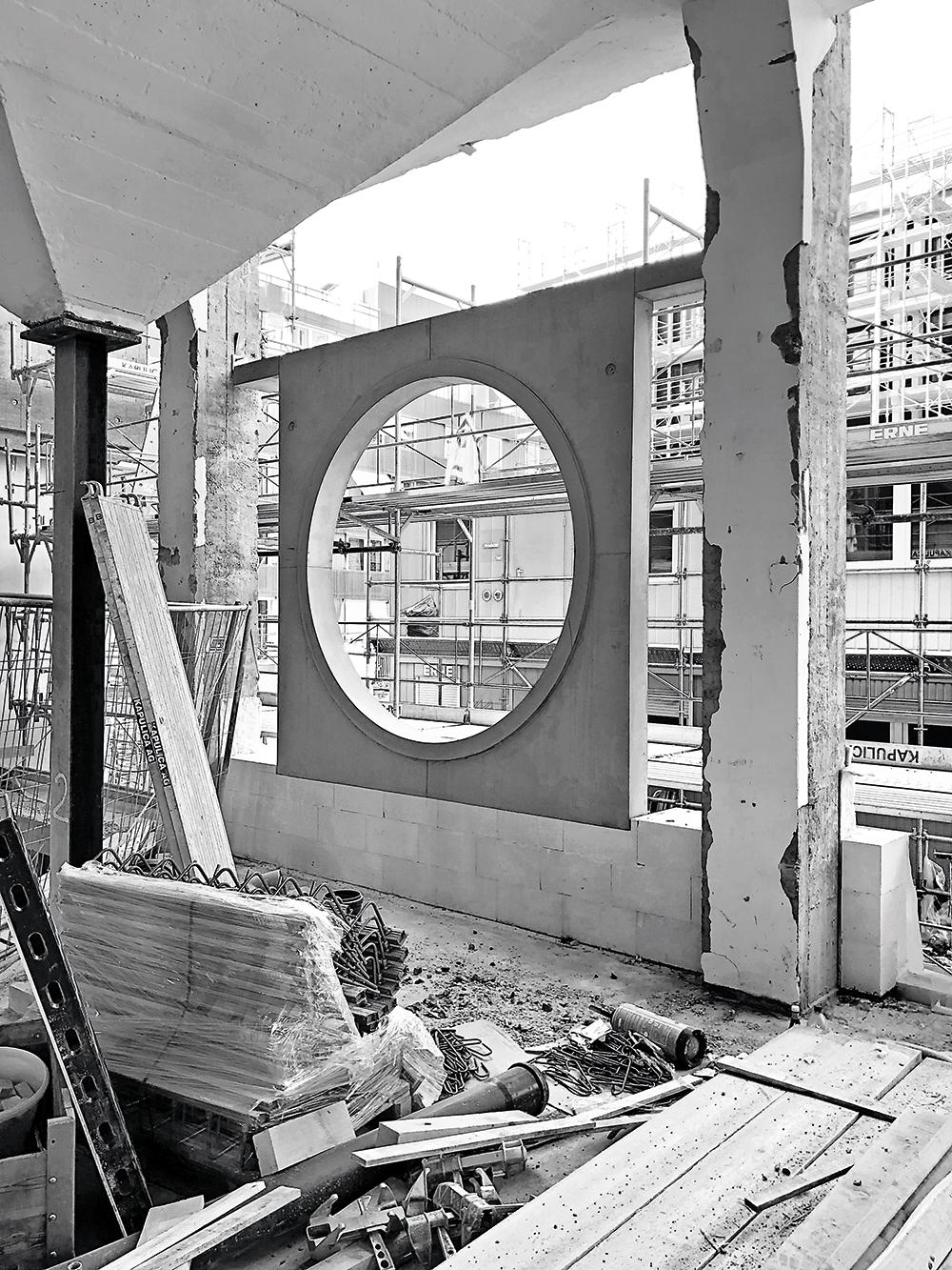 Im Erdgeschoss fügten die Architekten Betonfertigteile zwischen die Fassadenstützen ein. Darin wurden später die Bullaugenfenster eingebaut.