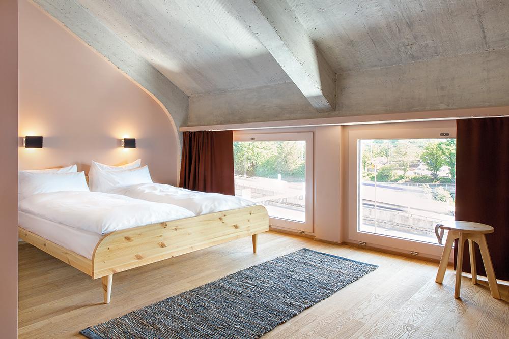 Unter dem Dach sind die Doppelzimmer untergebracht.