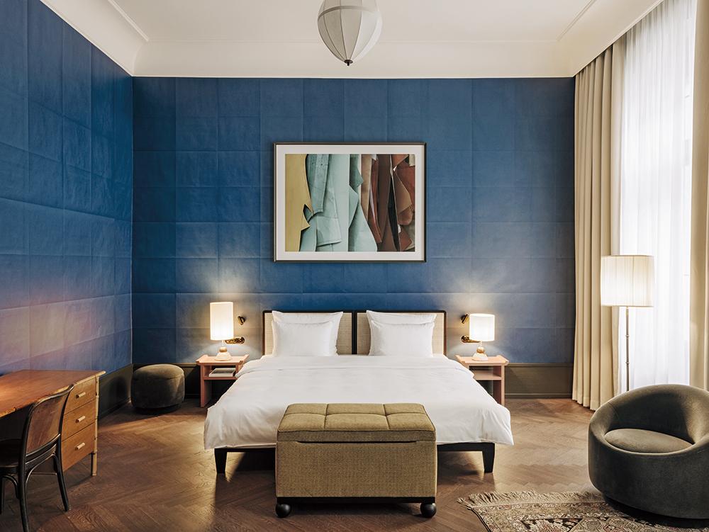 Die Zimmer haben unterschiedliche Grundrisse und sind mit Kunst ausgestattet. Die blaue Tapete im Zimmer oben stammt von Thomas Demand.