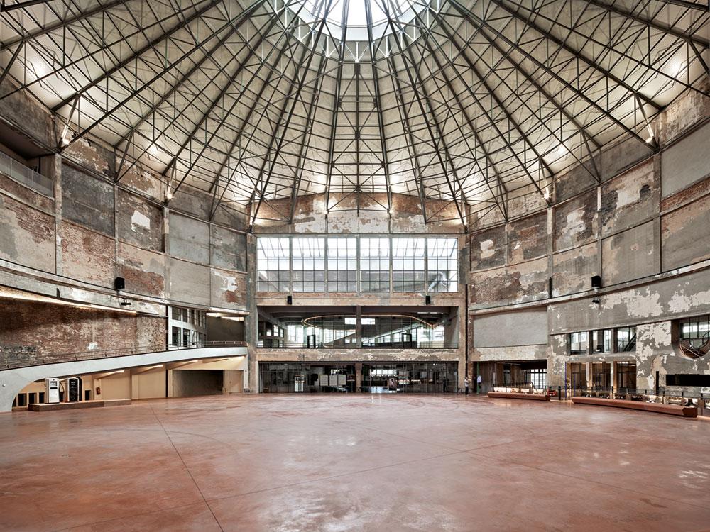 Die große Halle des Winterzirkus – ein Raum mit den Ausmaßen des Pantheons in Rom – blieb als öffentlicher, überdachter Platz ohne feste Nutzung erhalten.