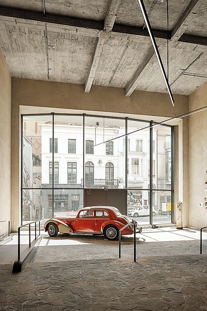 Drei sehr unterschiedliche Eingänge führen ins Gebäude: Die sogenannte Elefantenrampe und der ehemalige Showroom an der Straße.