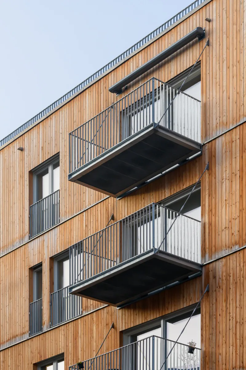 Die Fassade zum Hof ist mit unbehandeltem Lärchenholz bekleidet