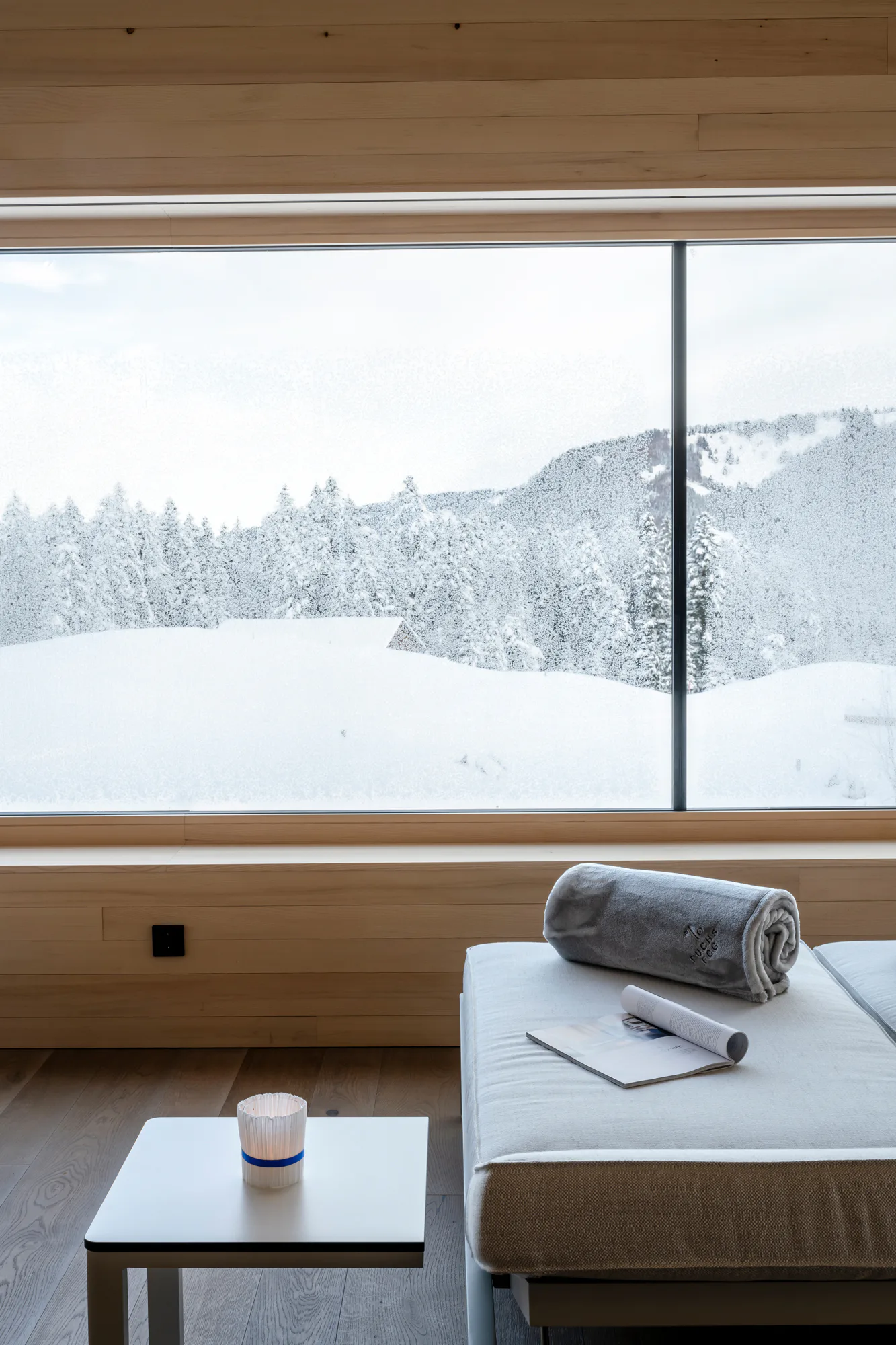 Vom Ruheraum im Sauna-Haus fällt der Blick in die Berglandschaft.