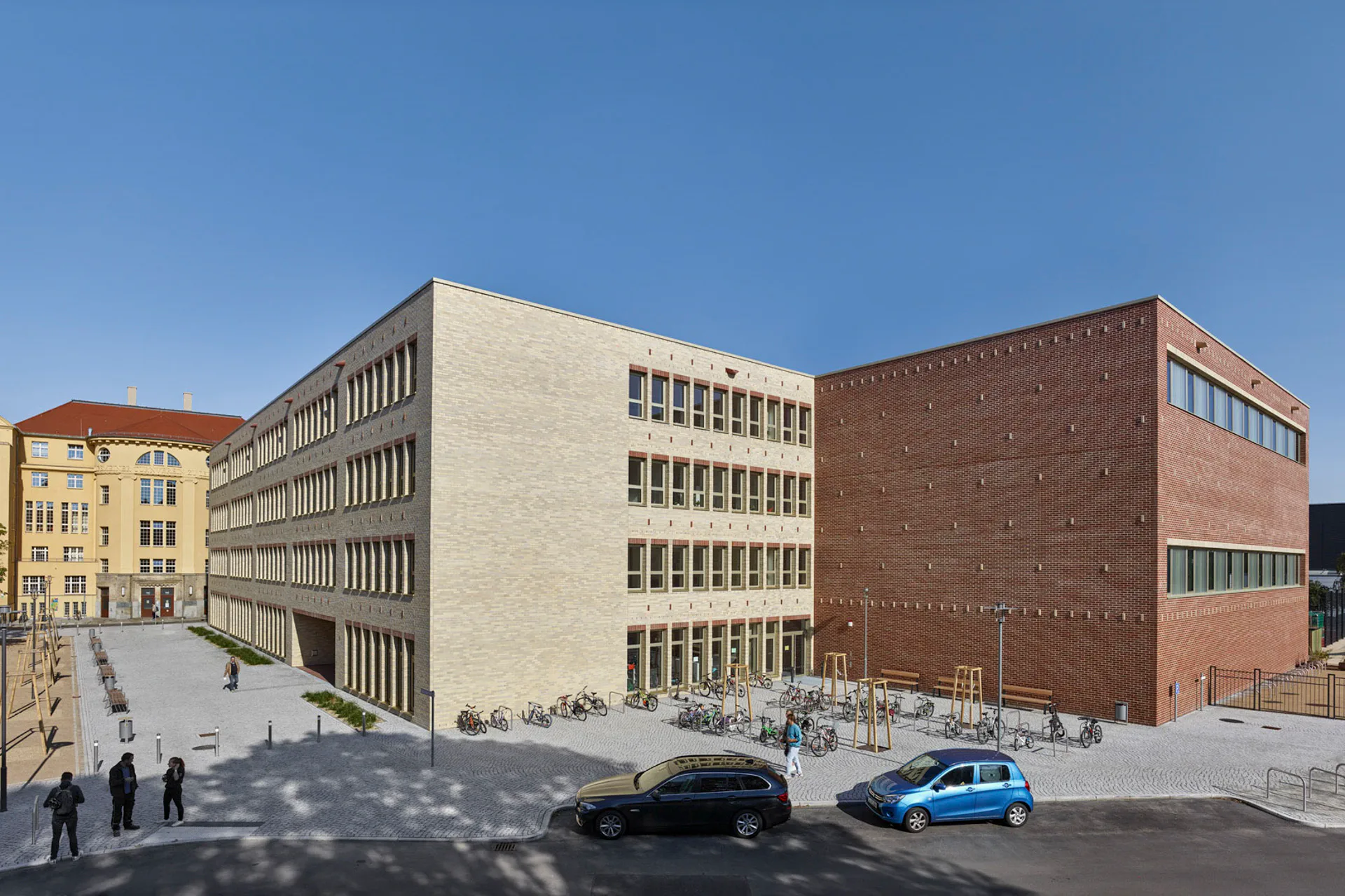 Der Bildungsbau integriert sich harmonisch in den städtischen Kontext.