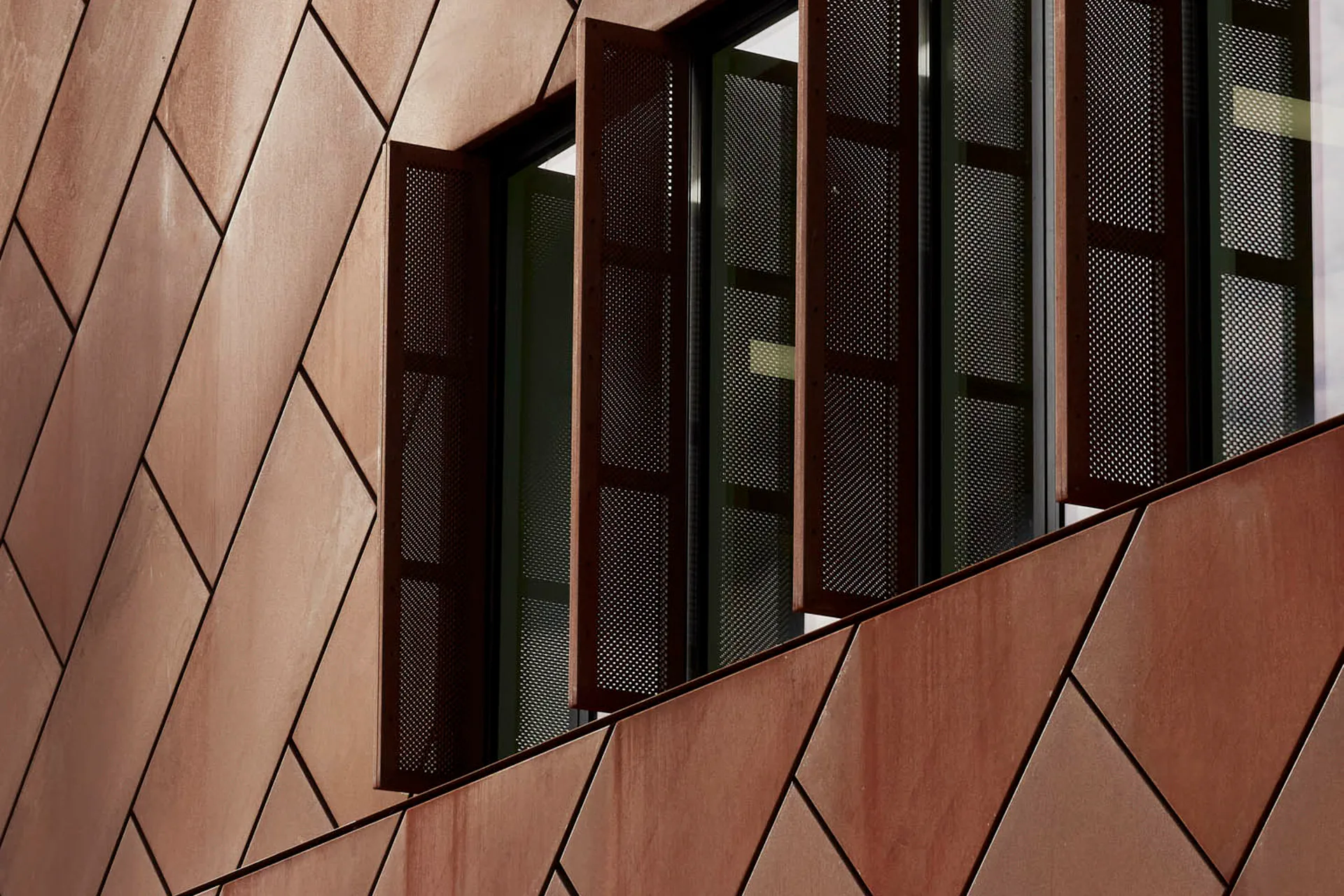 Diagonal verlegte Cortenstahlfassade