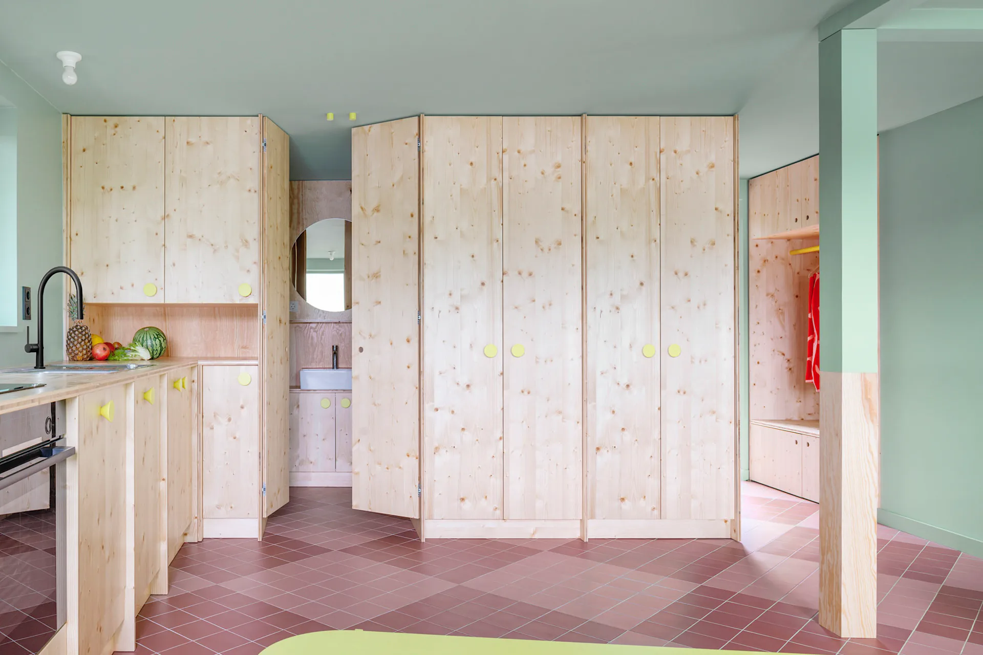 Helle Farben und Holz dominieren im Innenraum.