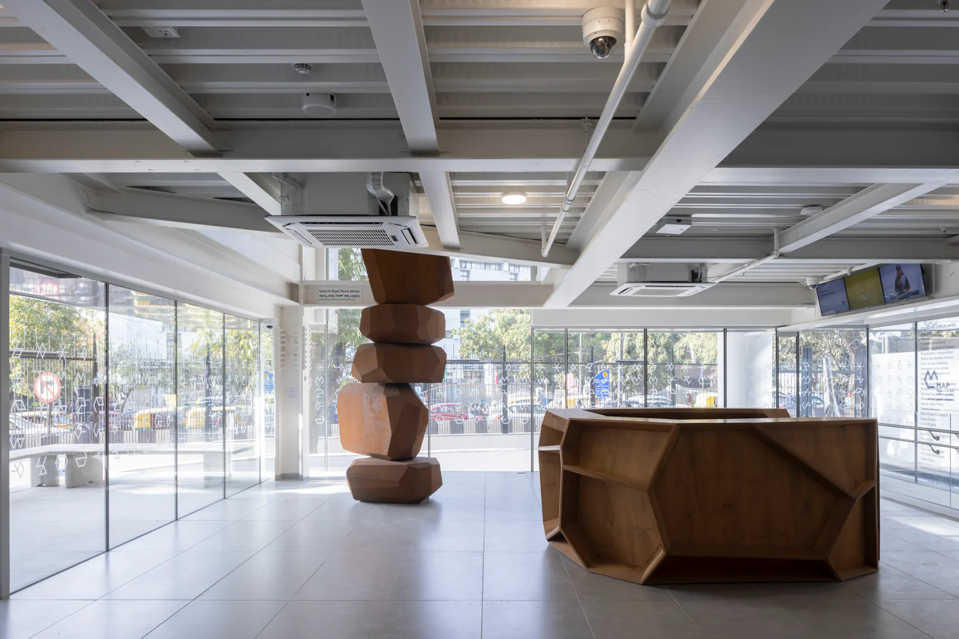 Erdgeschoss: Skulptur RockFormationTower und Empfangstresen von Designer Arik Levy