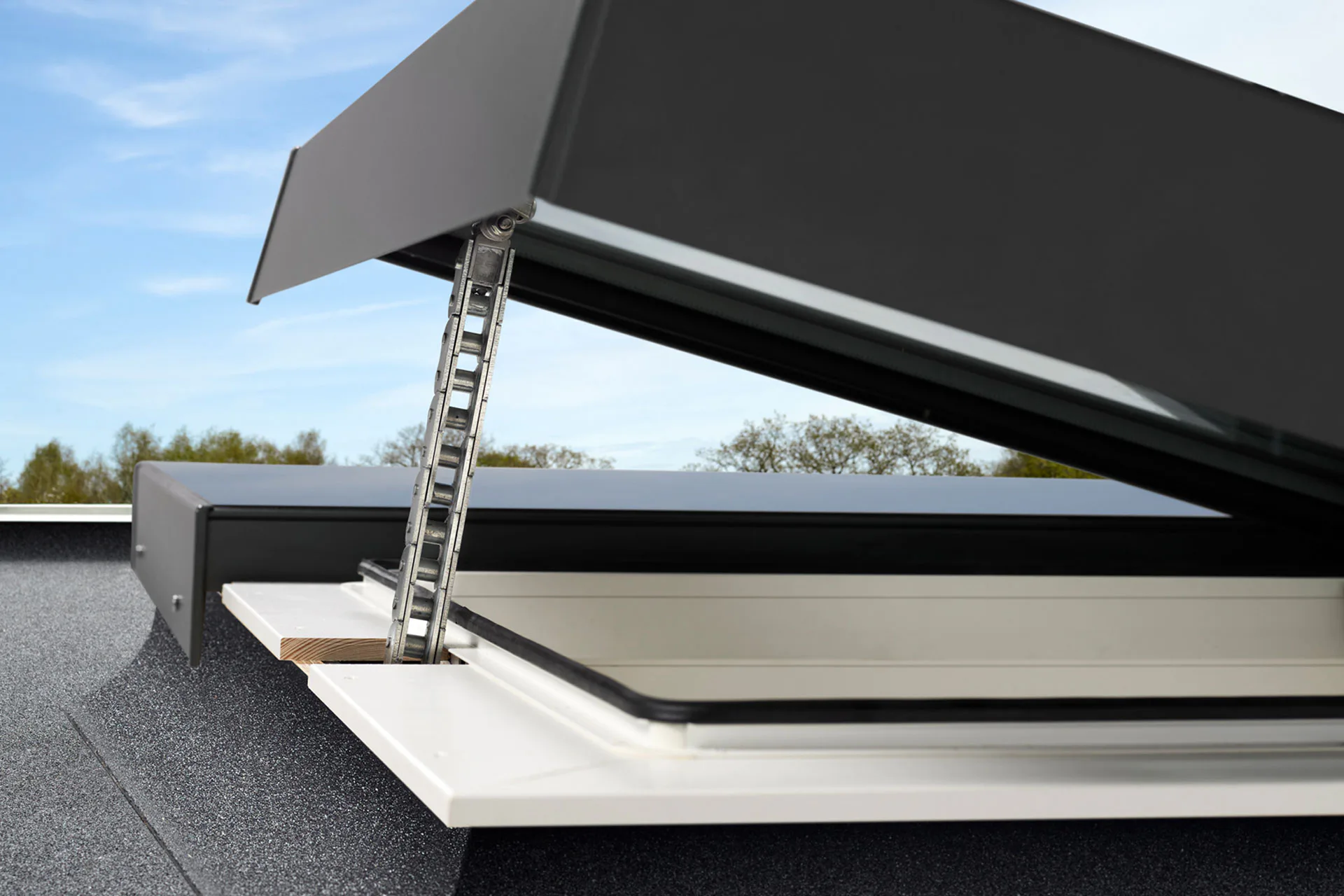 Zur Optimierung des Innenraumklimas sind Modular Rooflights auch als öffenbare Elemente erhältlich.
