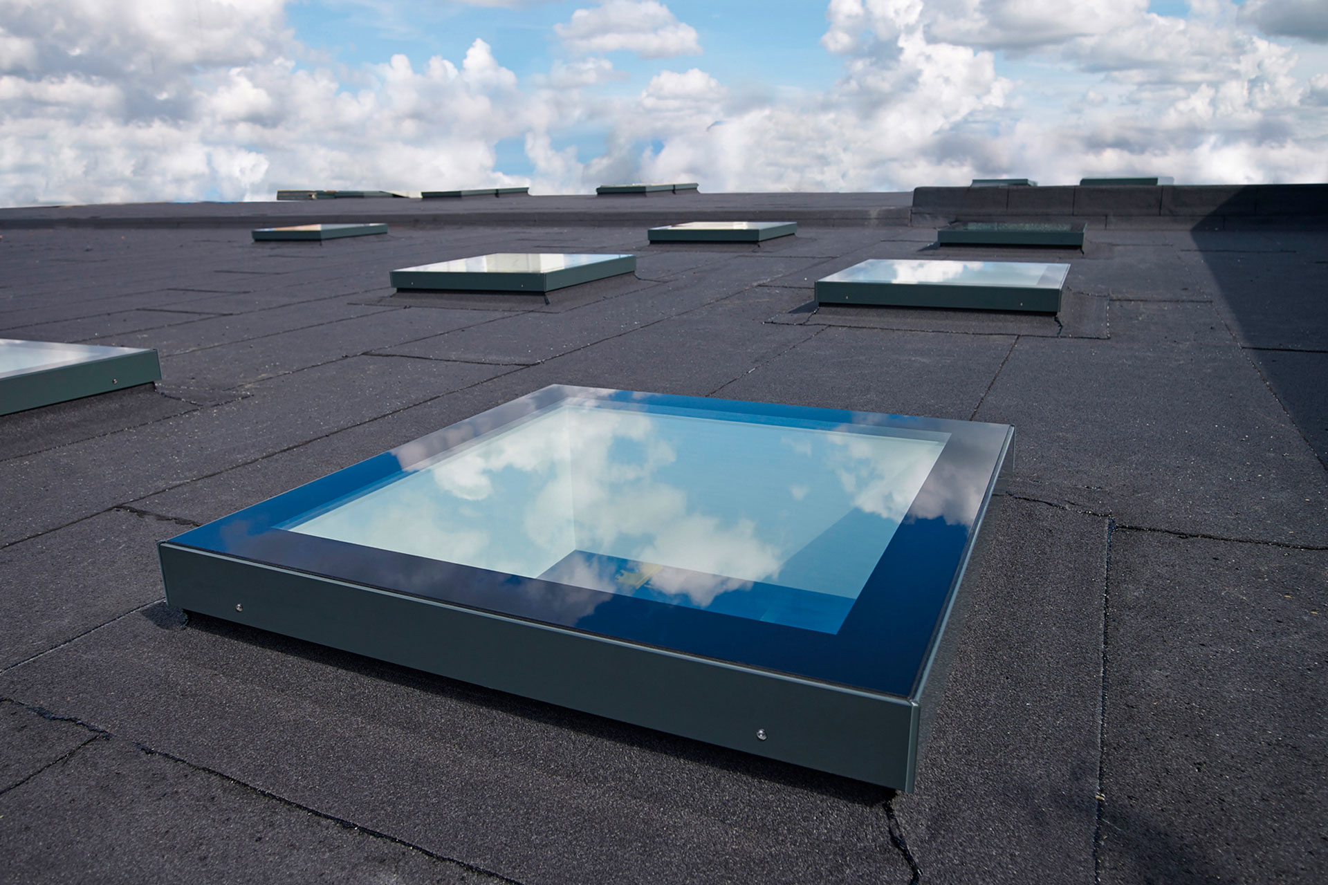 Modular Rooflights – hier in der Ausführung als Monolights – sind millimetergenau konfigurierbare Flachdachfenster von Velux Commercial für Dächer mit einer Neigung von 0-15 Grad.