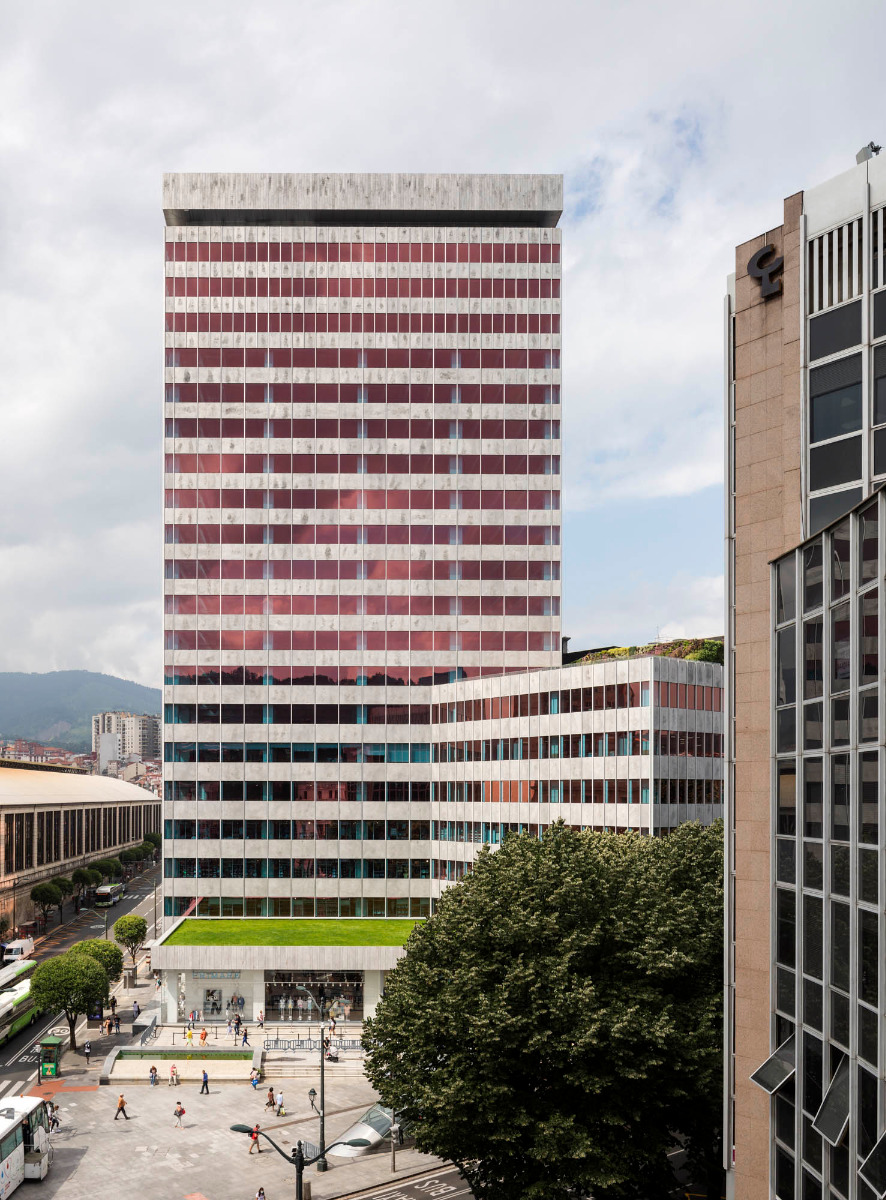 Im Bizkaia Tower befinden sich Büros sowie ein Einkaufszentrum.