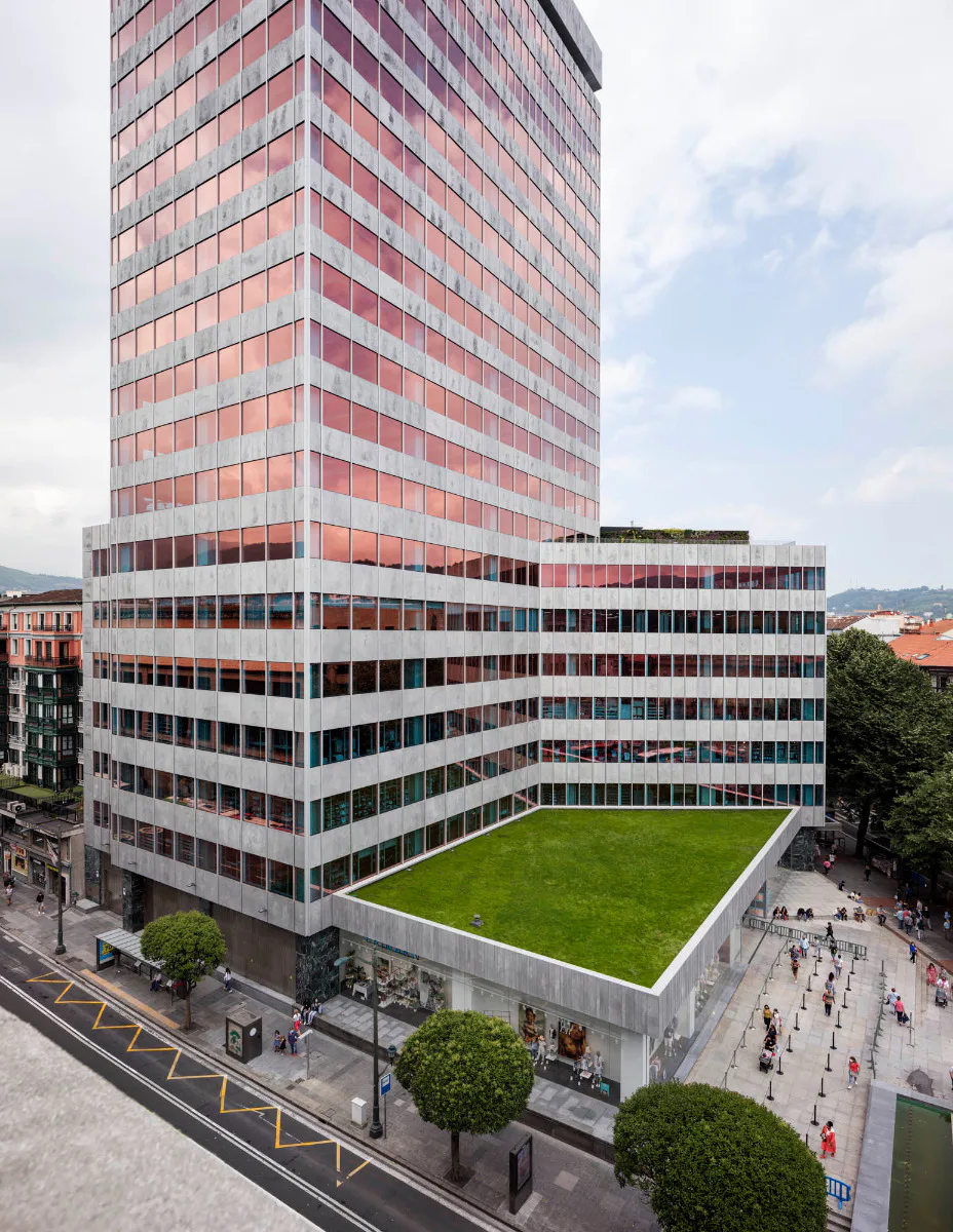 Die unteren sechs Geschossen beherbergen ein Einkaufszentrum.