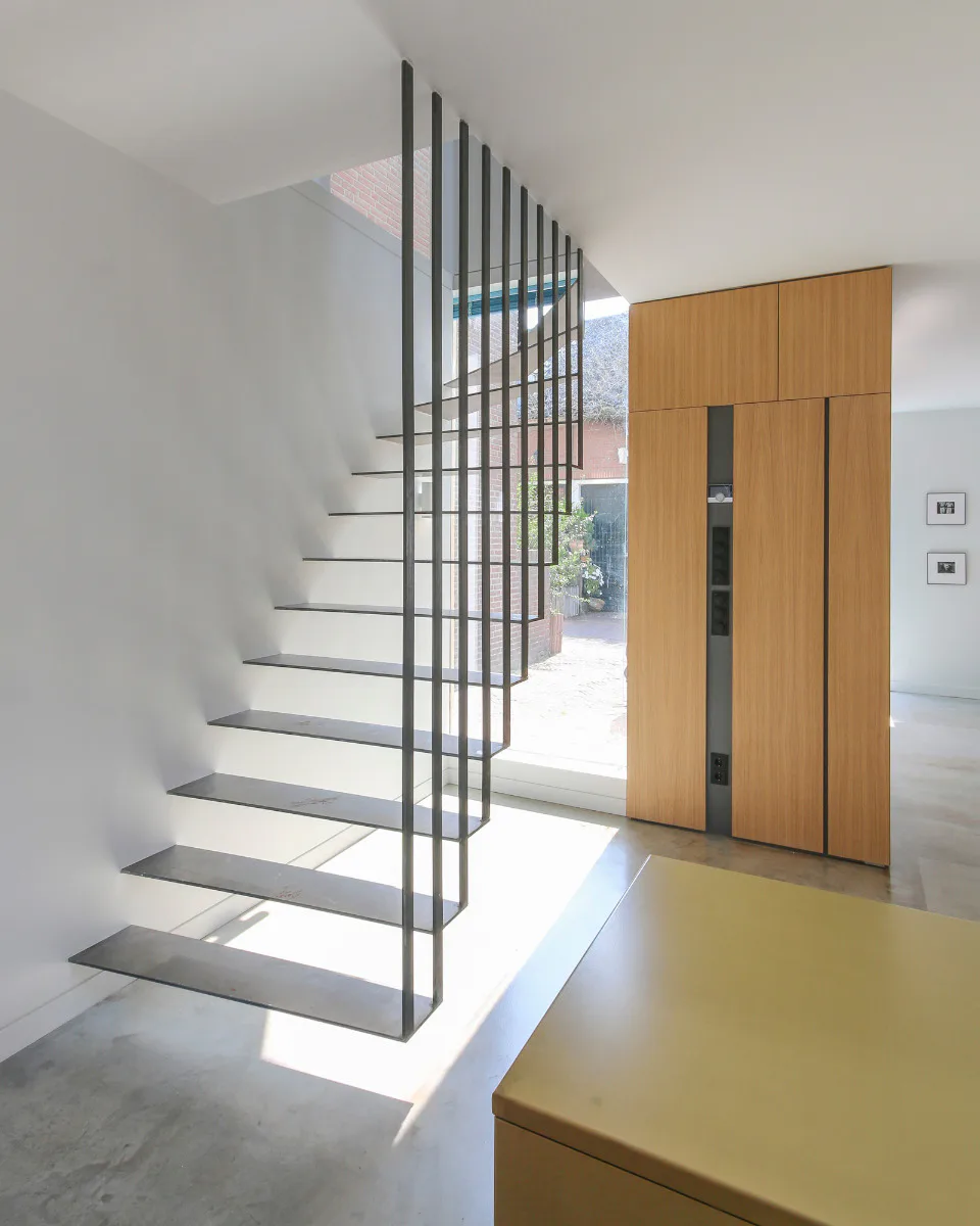 Die filigrane Treppe zwischen Erd- und Obergeschoss besteht aus Stahlelementen.