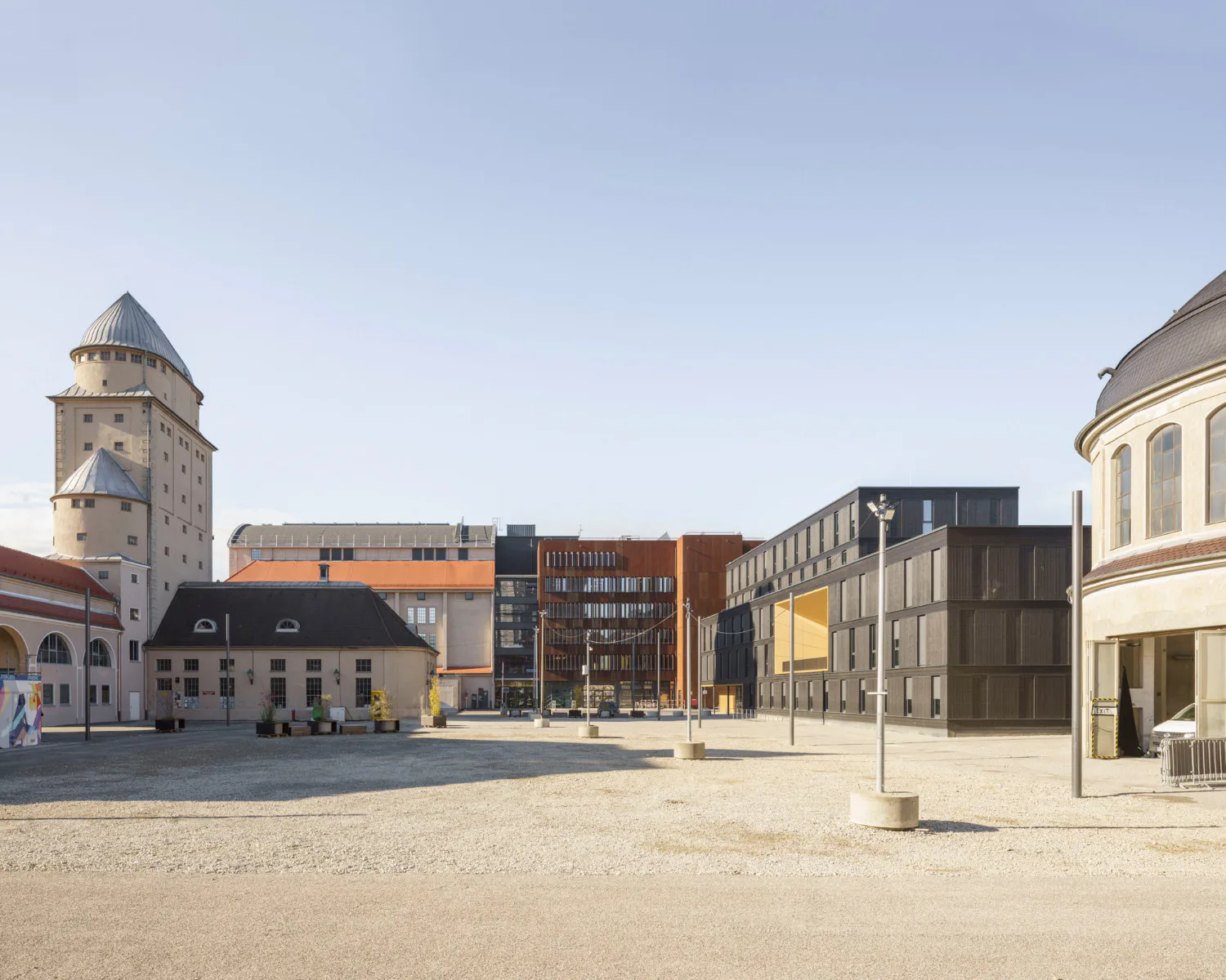 Das historische Ensemble umschließt zusammen mit dem Neubau einen zentralen Innenhof.