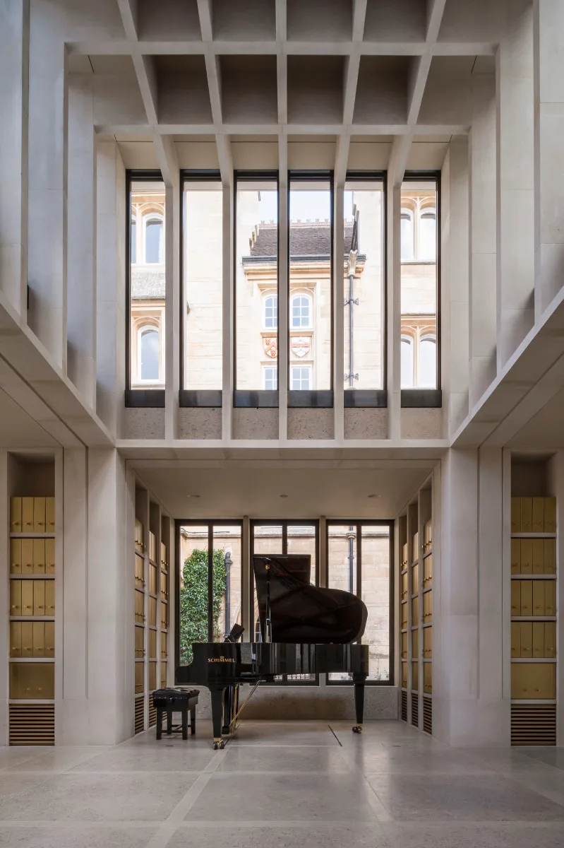Neben Musiknoten beherbergt die WongAvery Gallery auch das wertvolle, historische Cembalo des Colleges.