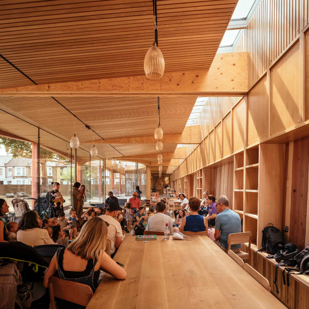 Mit dem Anbau sollte die bestehende Bibliothek zum sozialen Treffpunkt für das ganze Quartier erweitert werden.