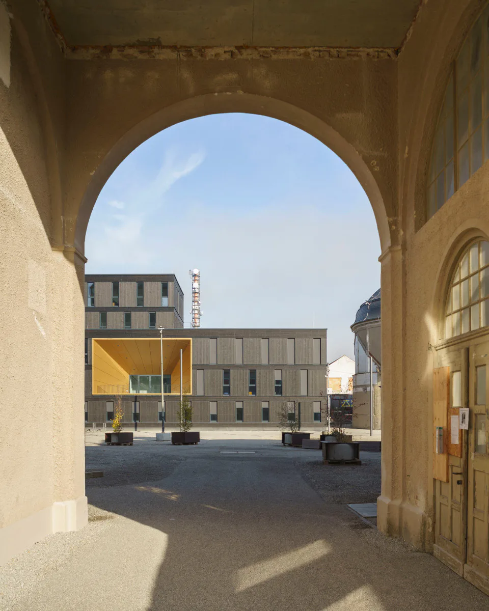Blick auf die Loggia des Neubaus