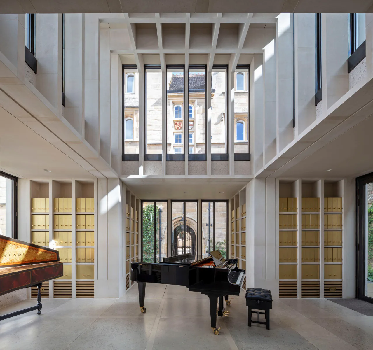 Die Erkerfenster lassen sich komplett öffnen, sodass die Galerie zum Musikpavillon für Open-Air-Konzerte wird.