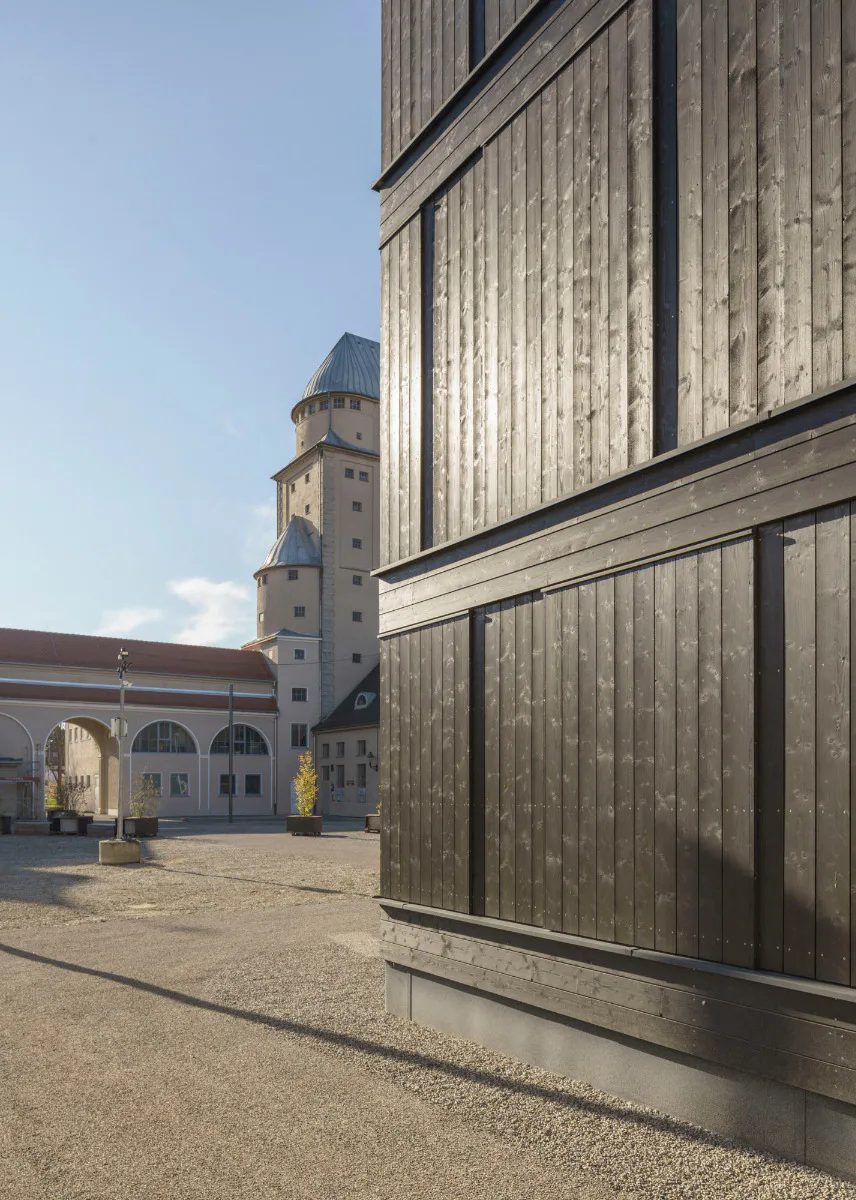 Die Holzfassade besteht aus lasierten Fichtenbrettern.