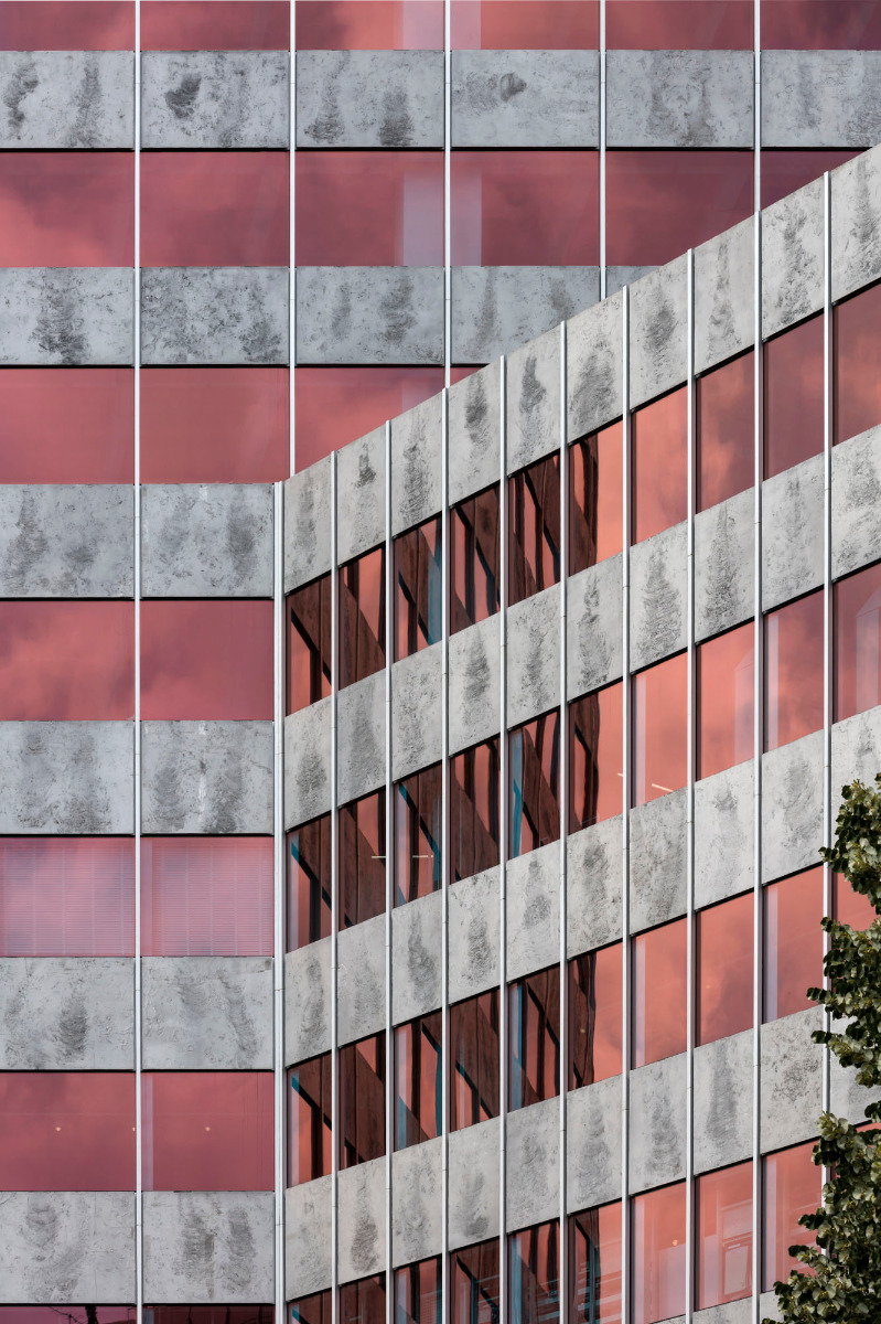 Die rosafarbene Sonnenschutzbeschichtung ließen die Architekten in einem Coating-on-Demand-Verfahren originalgetreu nachbilden.