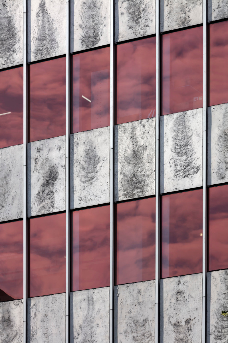 Sonnenschutzgläser mit Brüstungsbändern aus Sandwichelementen und vorgehängten, hinterlüfteten Gussaluminium-Paneelen