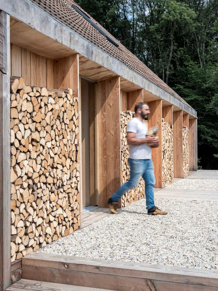 Die Südfassade dient als Lager für Holzscheite.