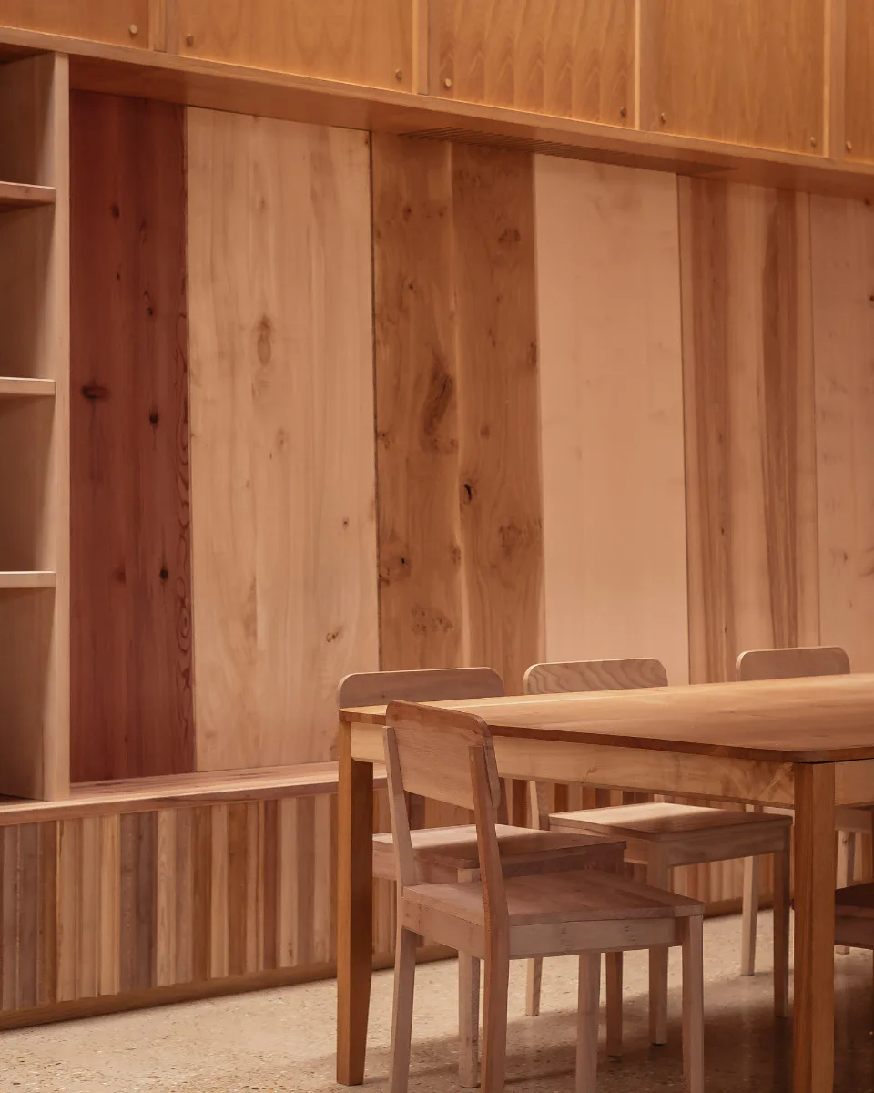Für Verkleidungen und Mobiliar verwendete ein ortsansässiger Schreiner das Holz von Londoner Straßenbäumen.