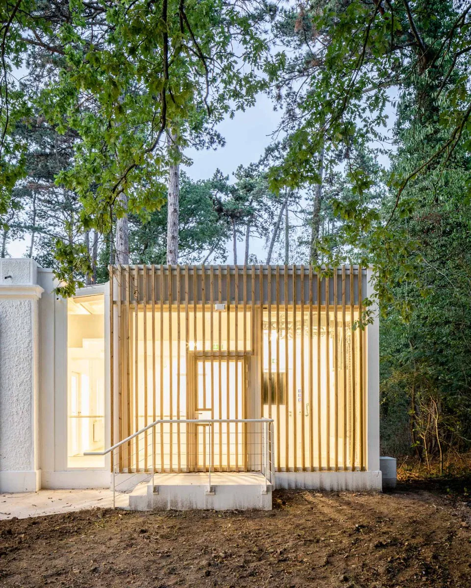 Den ursprünglich deutlich kürzeren Ostflügel verlängerten die Architekten um einen Anbau mit zusätzlichen Sanitärräumen.