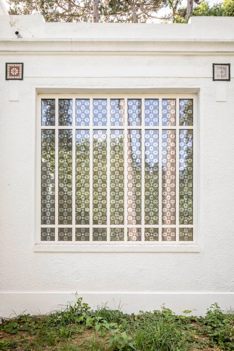 Fensterscheiben mit ornamentalen Aufdruck.