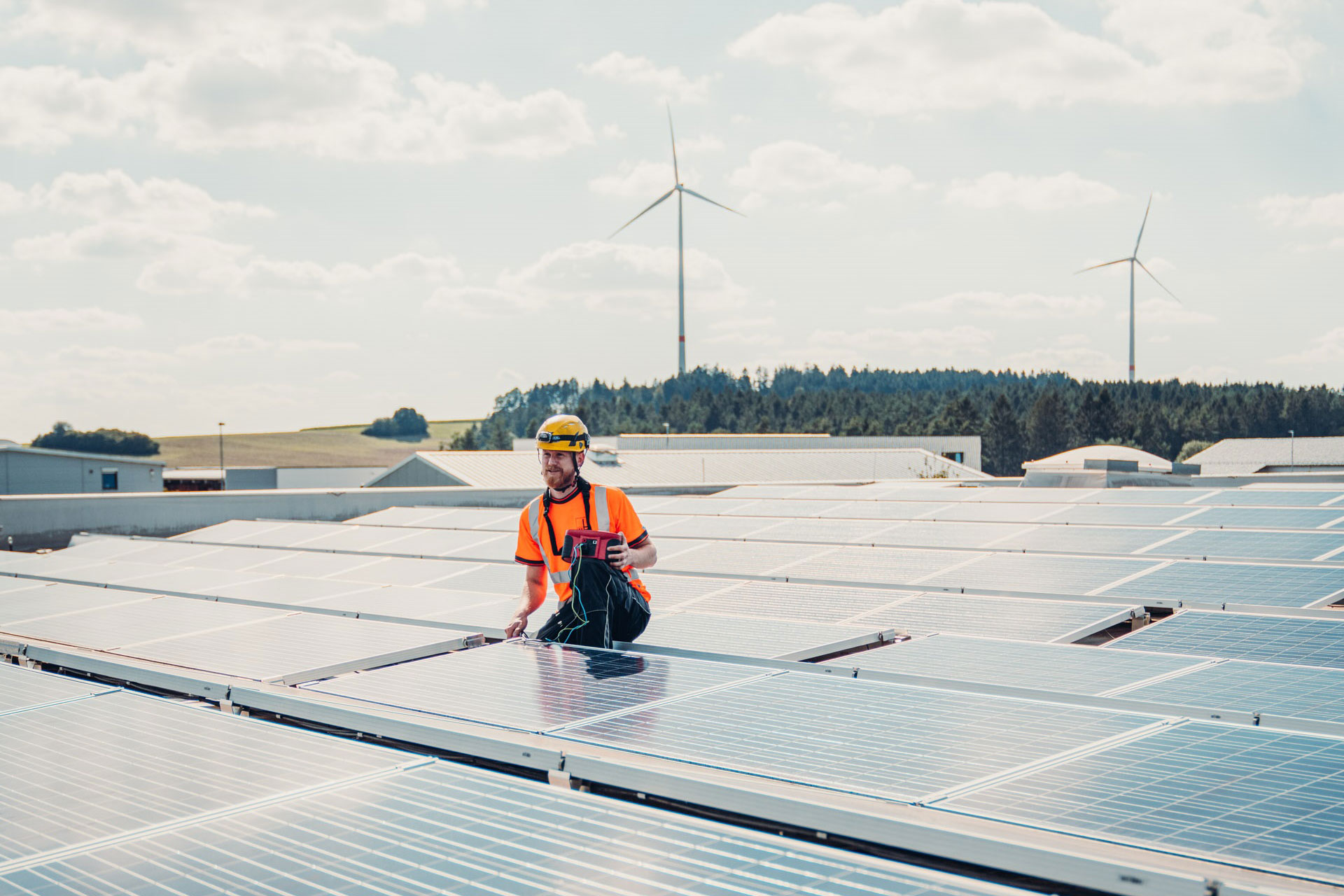 Windkraft und Photovoltaikanlagen zählen zu den wirtschaftlichsten Energieträgern und sind darüber hinaus umweltschonend.