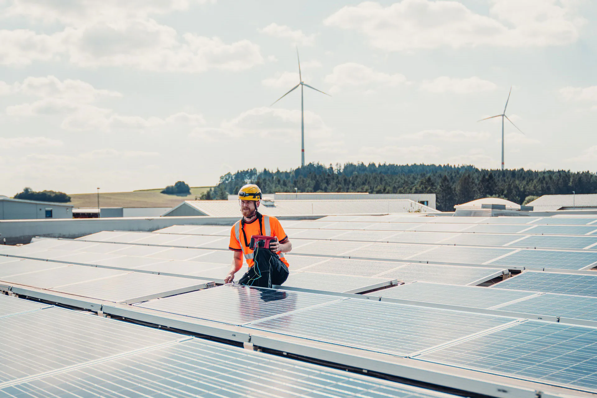 Windkraft und Photovoltaikanlagen zählen zu den wirtschaftlichsten Energieträgern und sind darüber hinaus umweltschonend.