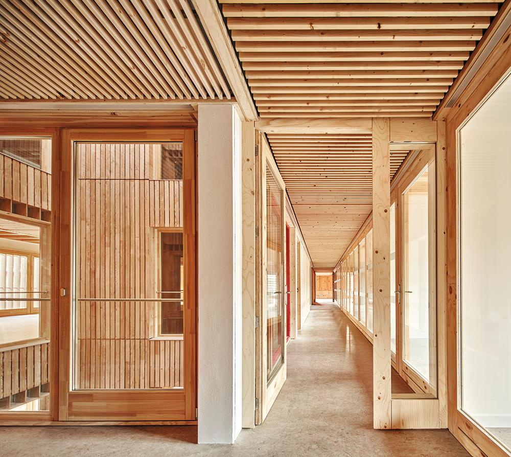Die Fassade besteht aus Lärche, die Innenräume aus Kiefernholz. Dessen helle Farbe und lebendige Maserung sorgen für eine warme, freundliche Atmosphäre.