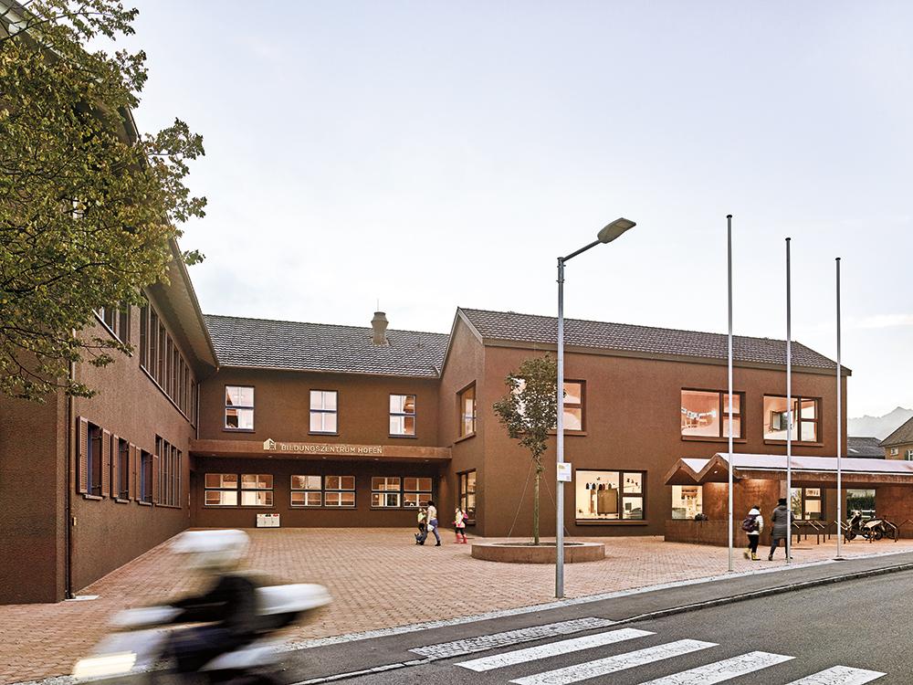 Hand-crafted brick and oak are the dominant materials of the library. In the interior, they appear woven together and establish a differentiated texture.