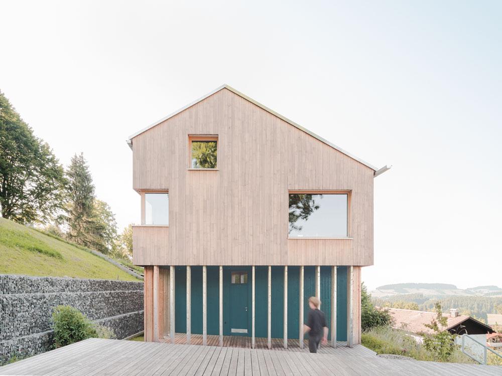The steep slope of the site offers a magnificent view of the surrounding landscape. From the perspective of building technology, the site presented a significant challenge.