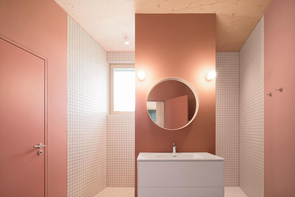 Die beiden Badezimmer setzen sich farblich vom Wohnbereich ab. Im Erdgeschoss ist ein sanftes Rotbraun die dominierende Farbe, im Obergeschoss Königsblau.