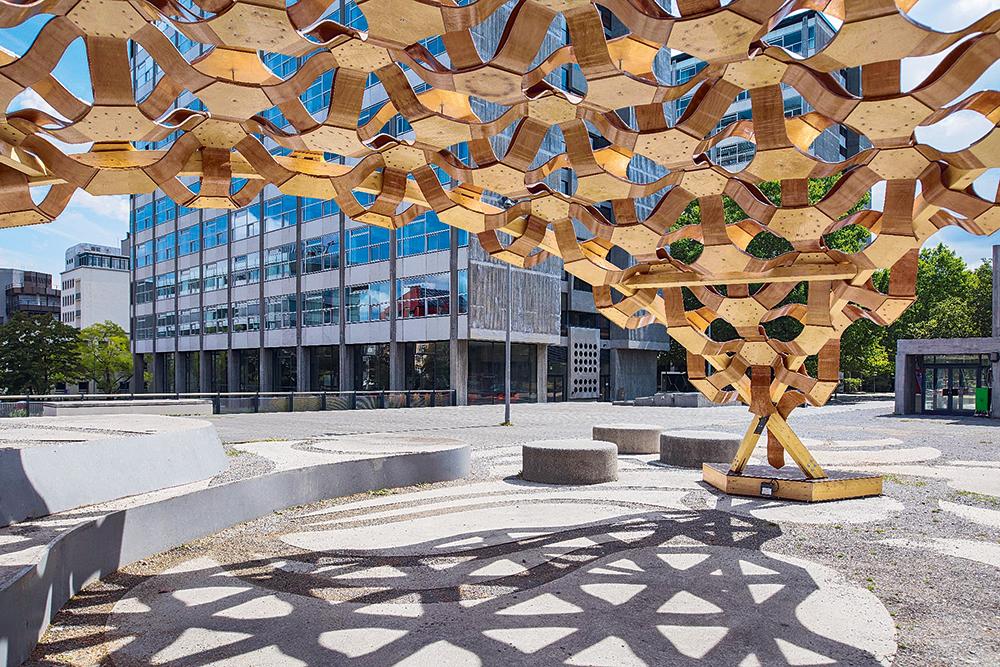 Der BioMat-Pavillon entstand 2018 im Rahmen eines Forschungsprojekts. Die modulare Konstruktion besteht aus einfach gekrümmten Biokomposit-Laminatplatten.