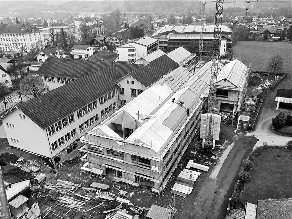 Die Westfassade ist mit Ziegeln geschlossen. Sie staffelt sich ebenso wie die Rückseite des Gebäudes, die nach Norden ausgerichtet ist.