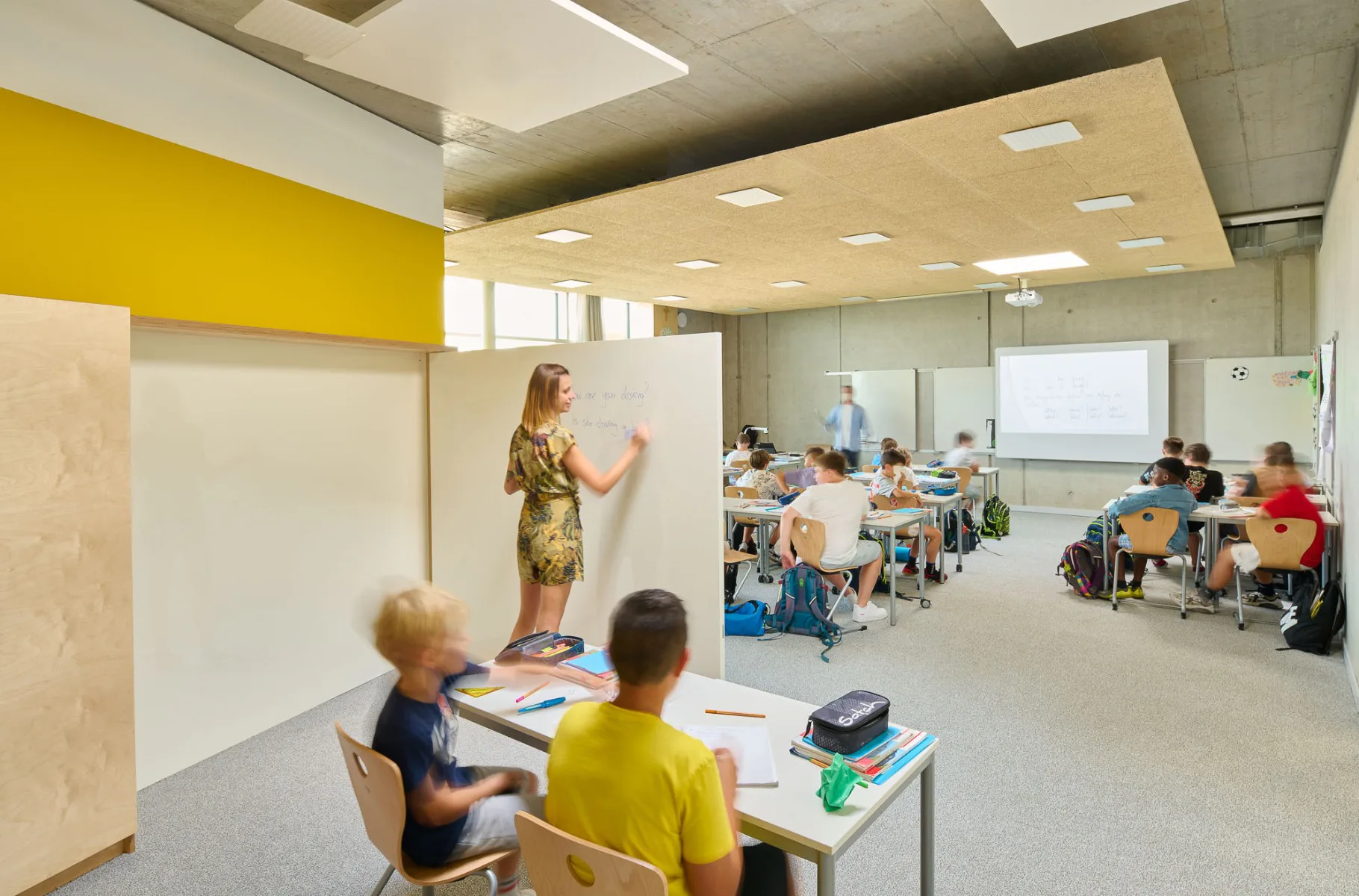 Innerhalb der Klassenzimmer ermöglichen Lernkojen den Unterricht in Kleingruppen.