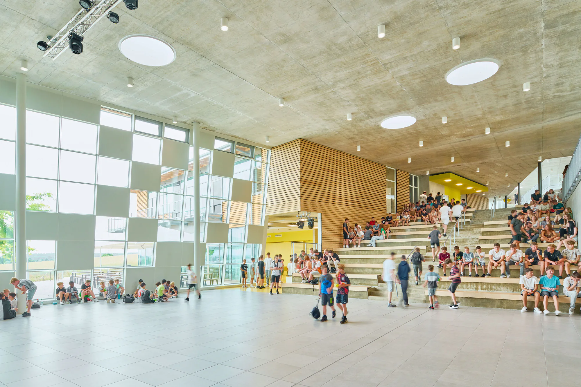 Die zweigeschossige Aula im Eingangsbereich