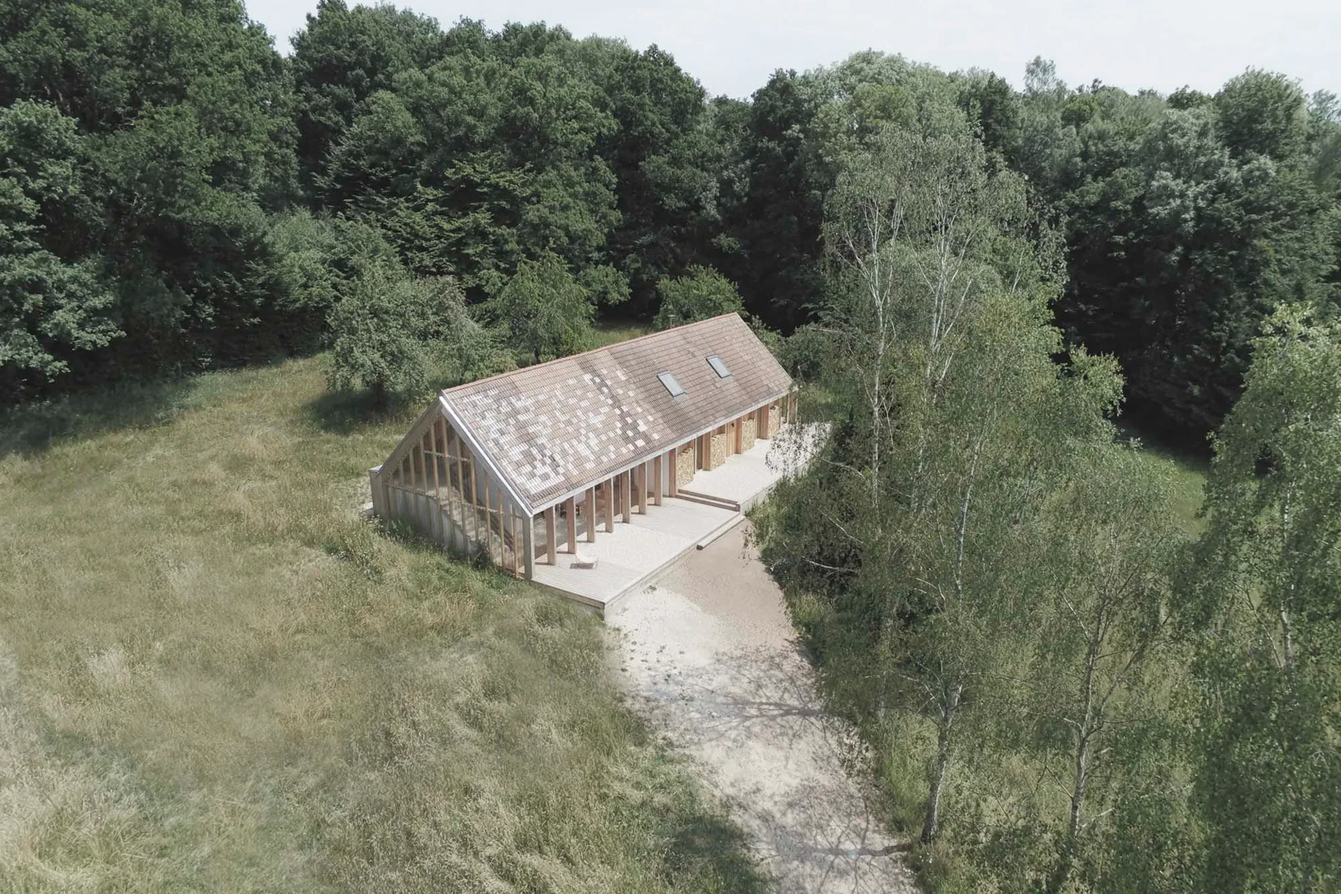 Das moderne Familiendomizil liegt idyllisch am Wald in der südlichen Normandie.