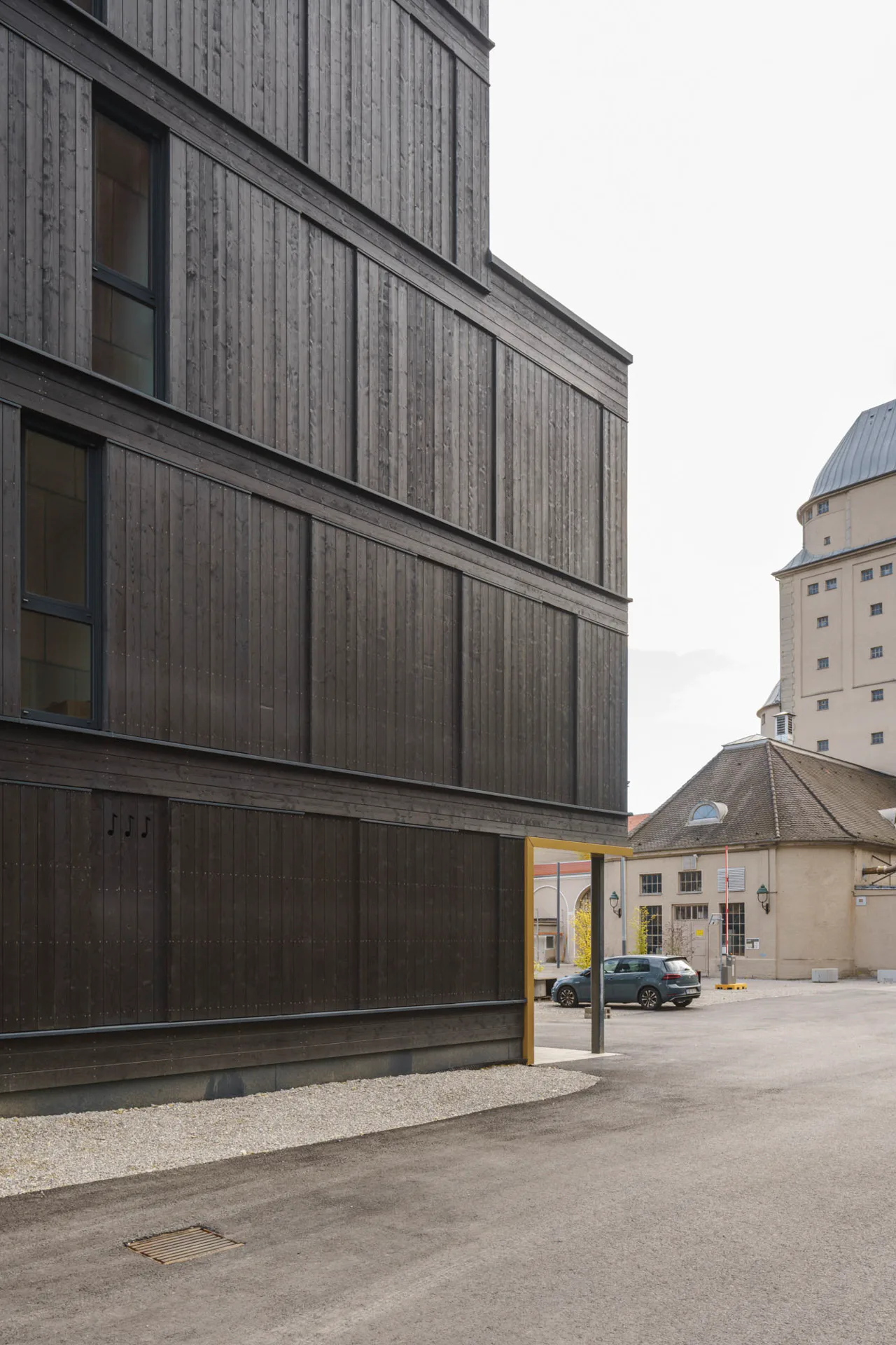 Die Holzfassade besteht aus lasierten Fichtenbrettern.