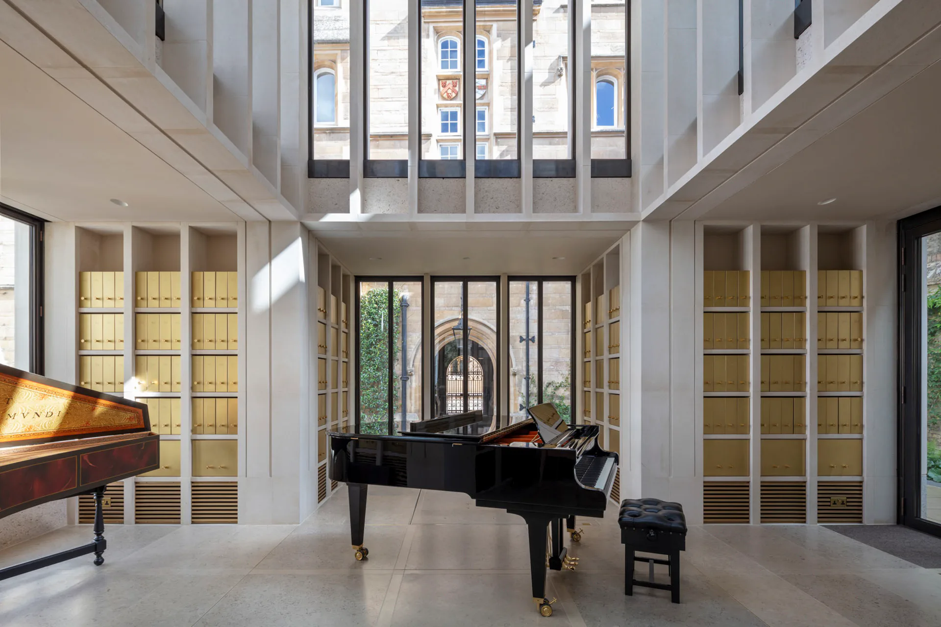 Neben Musiknoten beherbergt die WongAvery Gallery auch das wertvolle, historische Cembalo des Colleges.