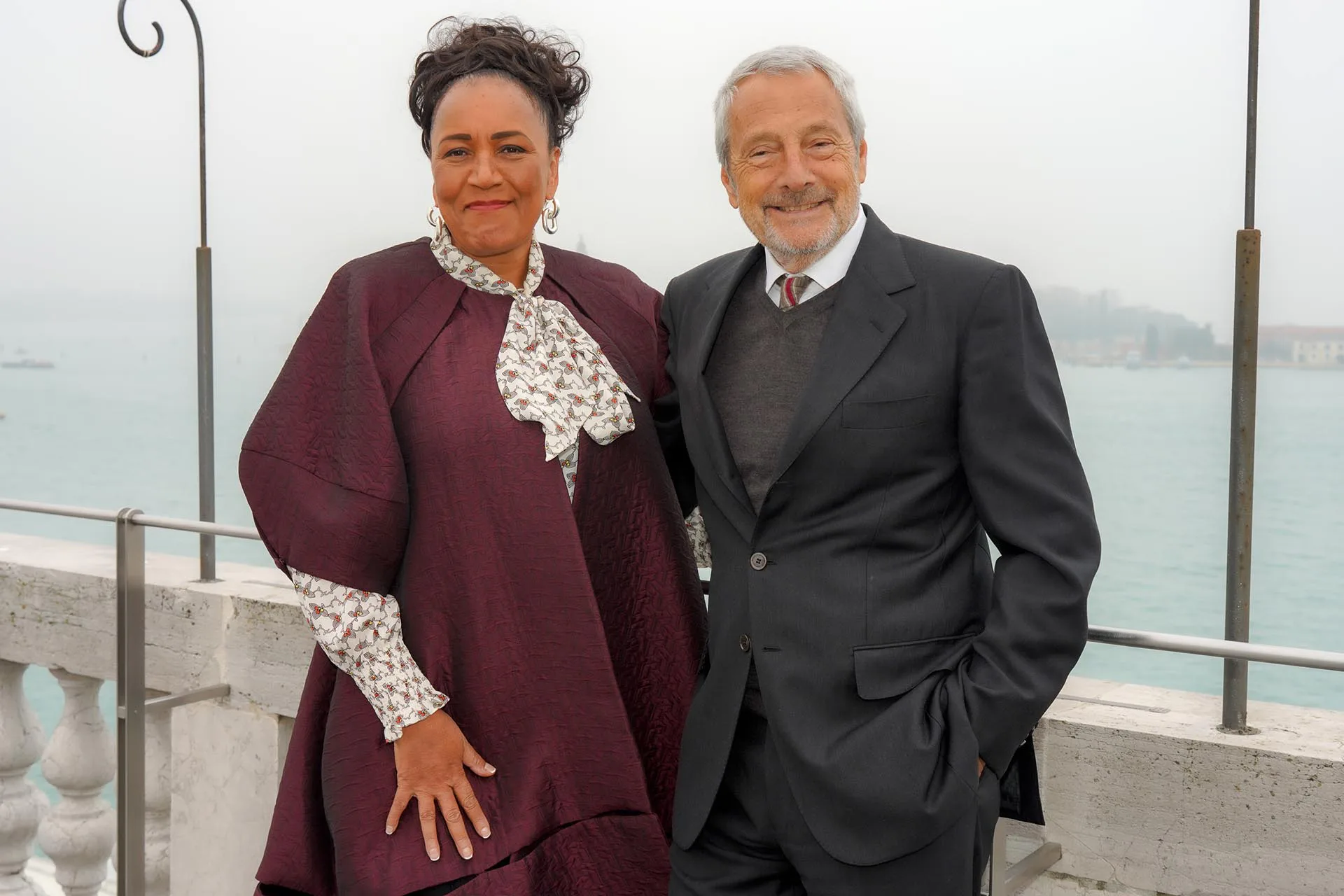 Kuratorin Lesley Lokko und Präsident der Biennale Roberto Cicutto