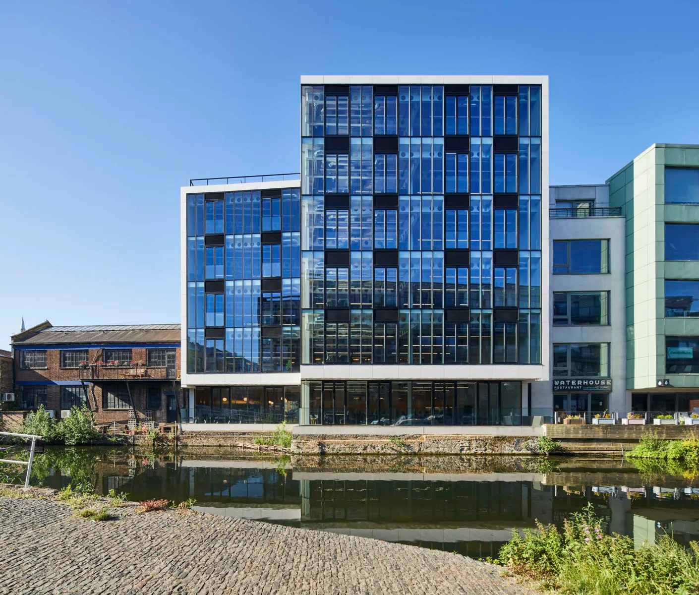Die Fassade zum Kanal ist komplett verglast und bringt viel Tageslicht ins Innere des Gebäudes.