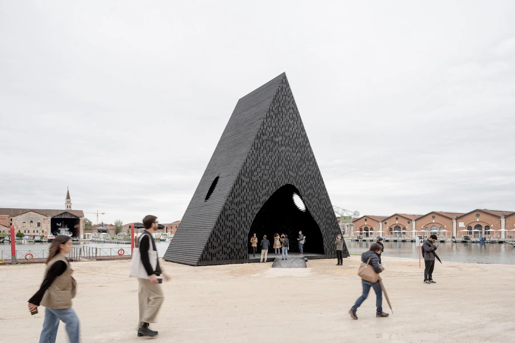 Die Installation Kwaeε von David Adjaye im Arsenale in Venedig