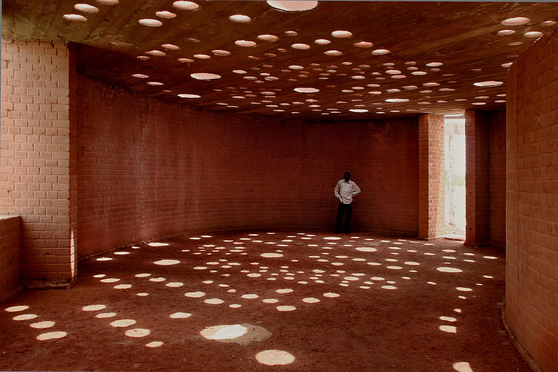 Francis Kéré in der Schulbibliothek in Gando, Kéré Architecture