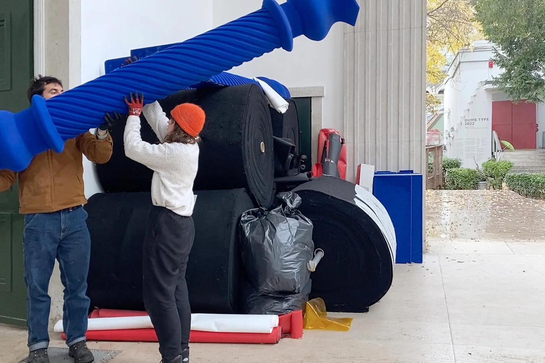 Einlagerung gesammelter Spolien aus der Biennale Arte 2022 in den Deutschen Pavillon