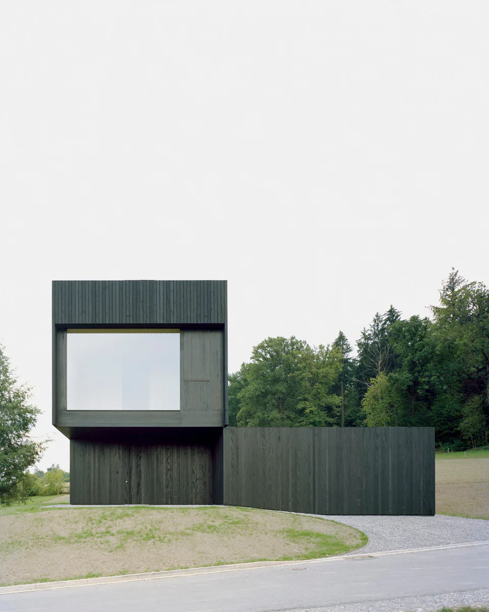 Die Fassade aus Weißtannenholz ist schwarz gestrichen.
