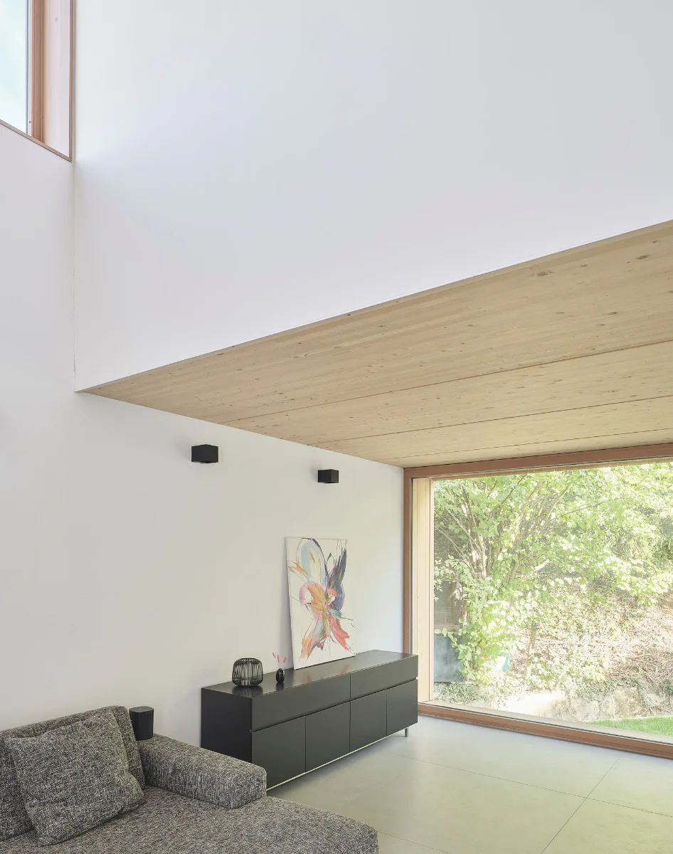 Große Fenster sorgen für Tageslicht im Innenraum.