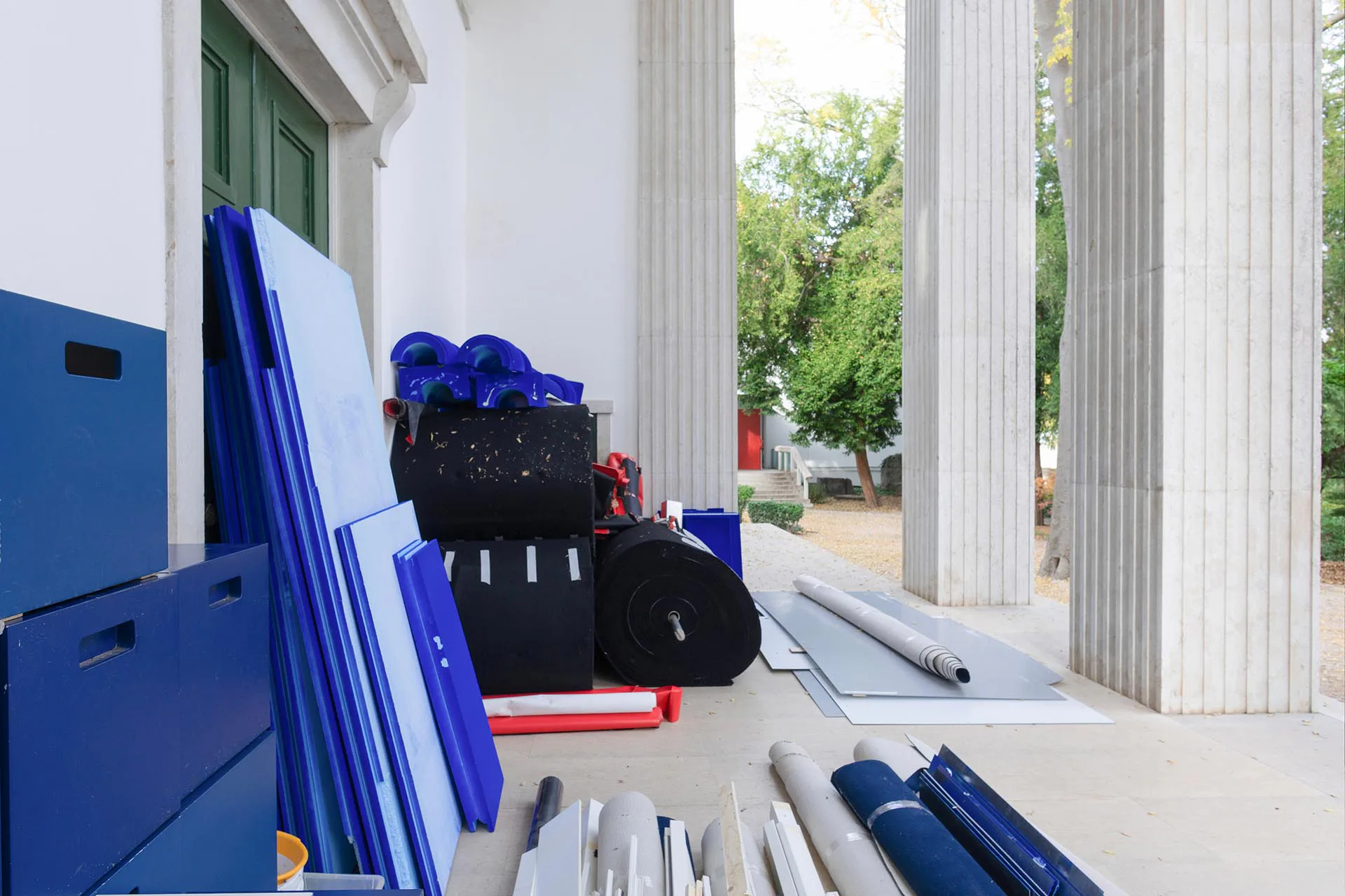 Materialfragmente der Biennale Arte 2022, provisorisch gelagert im Portikus des Deutschen Pavillons